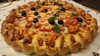 Photo of بيتزا بالنقانق بأطراف محشية وبالعجينة القطينة بطعم رهيب (فيديو)