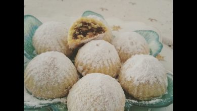 Photo of معمول السميد بحشوة الفستق الحلبي ضيافه راقيه حضريها بالبيت بطريقه سهلة (فيديو)
